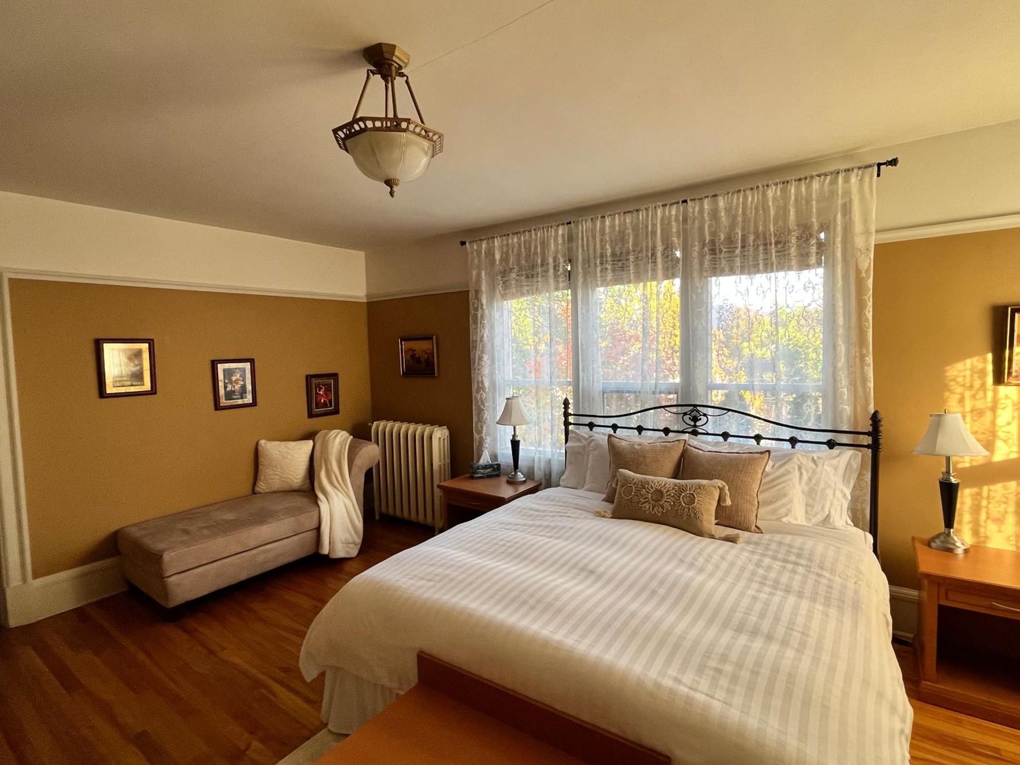 Stirling House Bed & Breakfast Kelowna Bagian luar foto